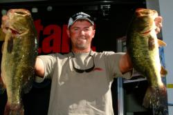 Pro Dave Lefebre shows off a dominating catch of 20 pounds, 7 ounces during a 2002 EverStart event on 1000 Islands.