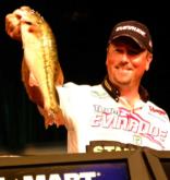 David Walker of Sevierville, Tenn., handily defeated Wesley Strader of Spring City, Tenn., by more than 9 pounds with a weight of 22-6 to 13-3.