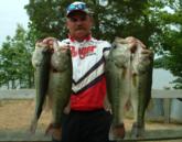 Mike Hoskins of Dumfries, Va., placed fourth for the pros with a limit weighing 17 pounds, 3 ounces.