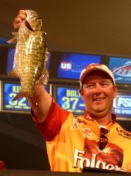 Steve Kennedy of Auburn, Ala., weighs in his last bass, a 4-pound, 13-ounce kicker smallmouth that gave him victory.