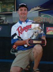 Pro Tom Keenan holds up his trophy for winning the 2006 FLW Walleye Tour Angler of the Year award.