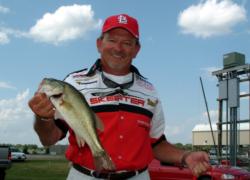 Pro Kenneth Sheets of Lake Saint Louis, Mo., fell from first to sixth after day two.