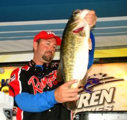 Pro Russell Cecil of Willis, Texas, holds down the third-place position with nine bass weighing 35 pounds.