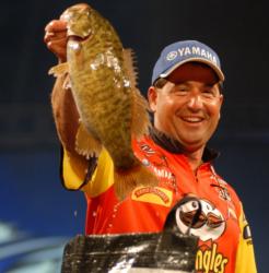While other pros had trouble getting the numbers on day three, Pringles pro Vic Vatalaro boated some 25 bass. He is now in second place with 20 pounds, 1 ounce.