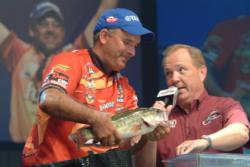FLW Tour pro Kevin Vida weighs in his catch. Vida ultimately finished in fifth place at the 2008 Forrest Wood Cup.