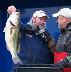 After weighing in his 9-pound, 14-ounce kicker pro leader Michael Yoder speaks with tournament director Ron Lappin.