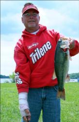 Despite a broken hand, Keith Honeycutt was able to catch 11 pounds, 10 ounces and take the early lead in the Co-angler Division.