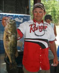 Fifth place pro Jeremy Guidry got off to a quick start by catching his weight fish in the first 30 minutes. He day was slow after that early rally.