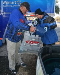 Kelly Owens gets a bucket of water and Rejuvenade on his fish after taking the lead.