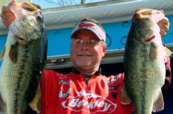 Co-angler Keith Honeycutt of Temple, Texas, used a catch of 24 pounds, 4 ounces to grab the top spot in the standings after the first day of EverStart action on Toledo Bend.