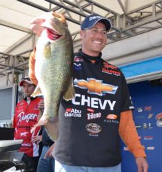 Bryan Thrift holds up a 6-pound, 9-ounce largemouth, the Snickers Big Bass of day two.
