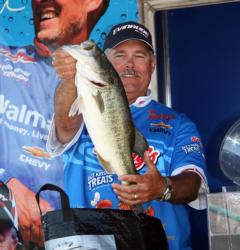 Pro winner Jim Tutt anchored his winning bag with a 6-pounder.