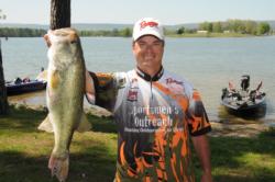Glenn Chappelear proudly displays a 6.14-pound largemouth during the FLW Tour Lake Chickamauga event.