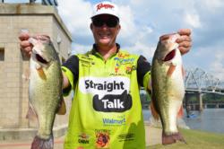 Scott Canterbury of Springville, Ala., shows off his ninth-place catch.
