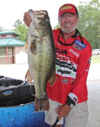 Fifth-place Harold Allen anchored his sack with this 9-pound, 6-ounce beauty.