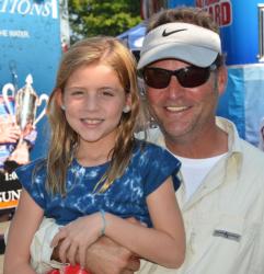 Fifth-place pro Jeff Vizachero celebrates with his daughter after the day-two weigh-in.