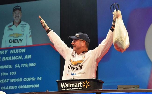 Third-place pro Larry Nixon acknowledges the crowd Friday afternoon. 