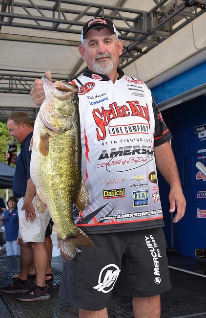 Fifth-place pro Keith Amerson holds up an Okeechobee giant.