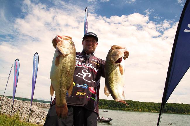 Benton, Ky., pro Brandon Hunter jumped out to the early lead at Kentucky Lake with more than 27 pounds. He