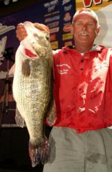 Steve Sapp and his 14-1 kicker, the second-heaviest bass in FLW Outdoors history