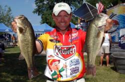 Pro Dave Lefebre of Erie, Pa., caught the third-heaviest weight in the opening round, 30 pounds even.