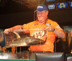 Day-three leader Mark Davis puts a 19-pound limit on the scale.