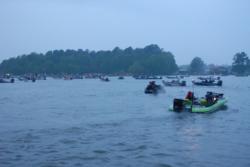 Anglers take off in rainy conditions on day one of the Stren Series event on Santee Cooper.