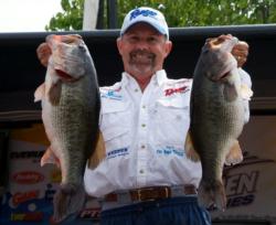 Ken Sauret of Paso Robles, Calif., grabbed the third spot for the pros with a limit weighing 27 pounds, 5 ounces.