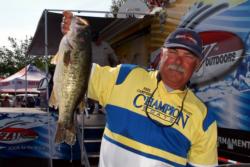Pro Neil Campbell of Fallbrook, Calif., dropped to third place with a three-day weight of 67 pounds, 11 ounces.