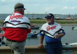 Pro leaders Dennis Jeffrey and John Renschen chat after Friday