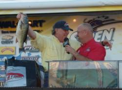 Co-angler champion Bill Rogers celebrates with Stren Series Tournament Director Ron Lappin.
