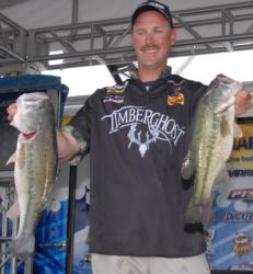 Qualifying for his third FLW top 10 of 2008, Andy Morgan of Dayton, Tenn., is in fifth place with a three-day total of 40 pounds, 1 ounce.
