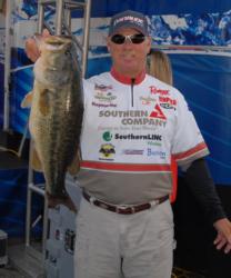 Tom Mann, Jr., of Buford, Ga., brought in 25 pounds, 5 ounces on day one to start the event in third place. Mann's limit was aided by a 9-pound, 3-ounce Guntersville giant which took the big bass honors in the Pro Division.