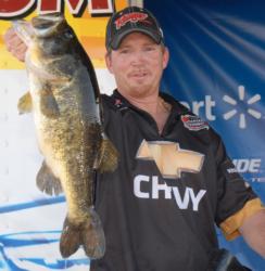 Larry Mullikin does it again, pulling out a kicker when he needs it most. This 8-10 lunker brought him his second FLW Outdoors co-angler win in a row on day three.