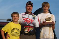 Flanked by his two sons, Kirt Hedquist celebrates his FLW Walleye League Finals victory.