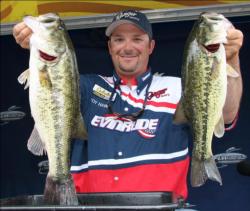 Mixing it up on Day One, fourth place pro Roy Hawk caught fish on beds and out on points.