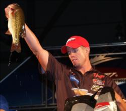 Del Rio, Texas, pro Keith Combs fell to fifth after catching a limit Saturday worth 15 pounds, 6 ounces.