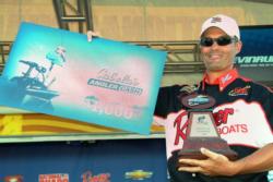 Jimmy Zanotelli shows off his first-place trophy as well as his additional winnings after capturing the FLW Series title on Lake Roosevelt.