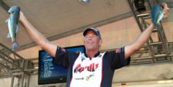 FLW Series pro Keith Espe of New River, Ariz., shows off part of his winning 47-pound, 4-ounce catch on Lake Roosevelt.