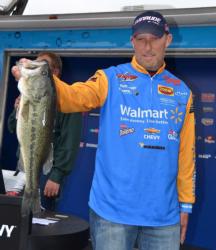 Walmart pro Wesley Strader rallied to seventh on the strength of a 13-pound, 8-ounce stringer.