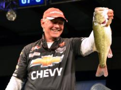 Third-place pro Tom Monsoor holds up his biggest bass from day four on Lake Chickamauga.