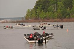 EverStart competitors take off for a warm day of good fishing on Sam Rayburn Lake.