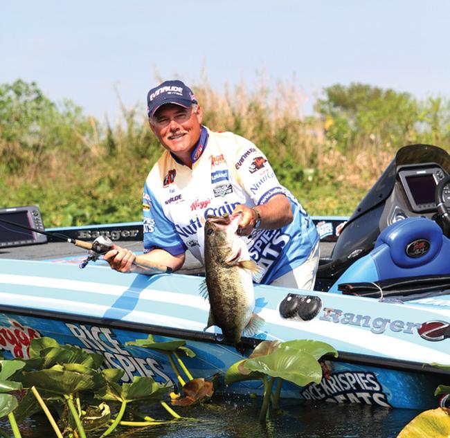 FLW Tour pro Jim Tutt relies on 2-D sonar and the speed of his big boat motor to cover lots of water on new lakes.