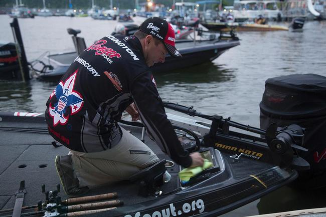 Boy Scouts pro Tom Redington traveled all the way from Texas to try his hand at the Rayovac FLW Series event on Kentucky Lake. He made sure his depth-finder screens were clean and clear before takeoff. They'll get a workout today.