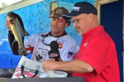 Co-angler Craig Fanning slides up to second place with a 10-pound, 6-ounce limit on the final day.