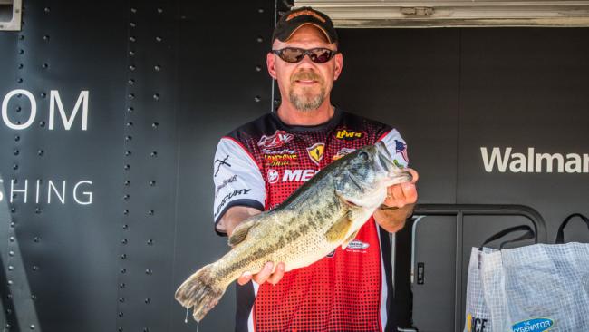 Randy Sitz weighed 16 pounds, 4 ounce with one fish shy of a limit. Sitz anchored the fourth place position at the end of day one. 