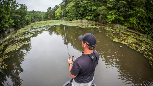 After starting on the main channel, the Macon, Ga., pro opted to work a couple of pockets filled with peanut grass and pads. Almost every bank in Eufaula has some vegetation on it, so the fact that a shallow bite exists nearly year-round is no surprise. 